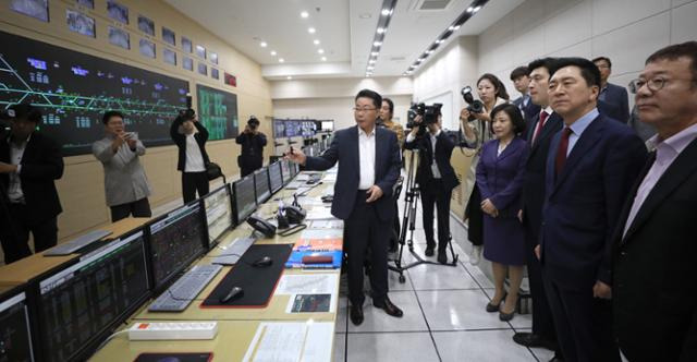 김기현 국민의힘 대표가 30일 오후 경기도 김포시 양촌읍 김포한강차량기지를 찾아 김포골드라인 관제실에서 설명을 듣고 있다. 뉴시스