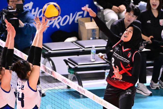 정관장의 외국인 선수 메가(오른쪽)가 29일 대전충무체육관에서 열린 프로배구 현대건설과의 경기에서 스파이크를 시도하고 있다. 한국배구연맹 제공
