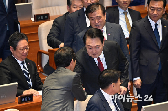 윤석열 대통령이 31일 국회에서 시정연설을 마친 뒤 의원들과 악수하고 있다. [사진=곽영래 기자]