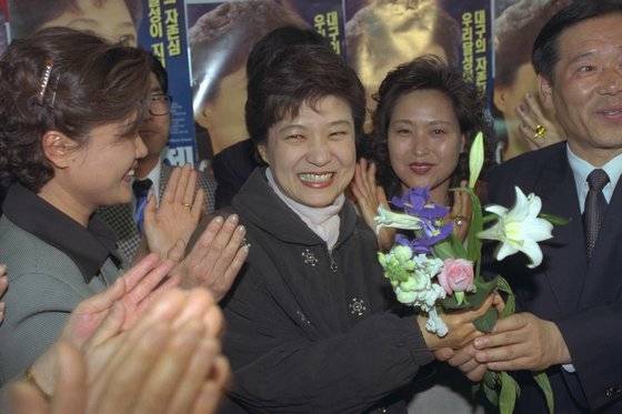 1998년 4월 2일 대구 달성 보궐선거에서 당선된 한나라당 박근혜 후보가 2일밤 자신의 선거사무실에서 지지자들의 축하를 받고 있다. 중앙포토