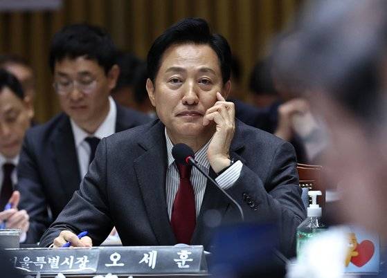 오세훈 서울시장이 23일 오전 서울시청에서 열린 국회 국토교통위원회의 서울시에 대한 국정감사에서 의원 질의를 듣고 있다. 뉴스1