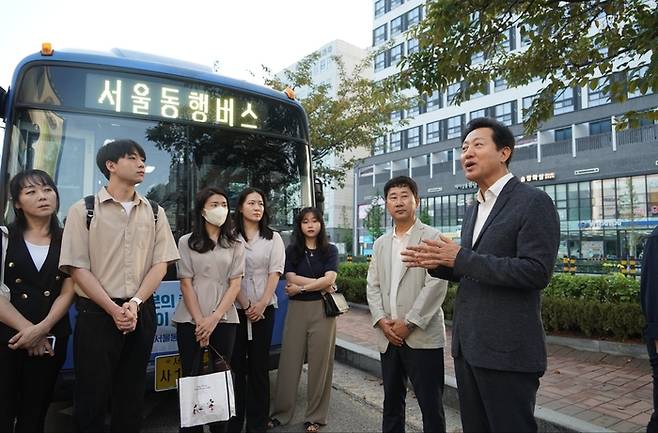 지난 8월 김포시 풍무동에서 출발하는 ‘서울02번’ 시승에 앞서 오세훈 서울시장이 시민들에게 버스 취지를 설명하고 있다. 서울시 제공