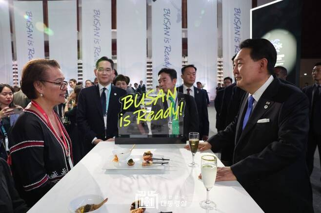윤석열 대통령이 지난 6월 21일 프랑스 파리에서 열린 2030 부산세계박람회 리셉션에 참석해 참석자들과 환담을 나누고 있다. 대통령실 제공