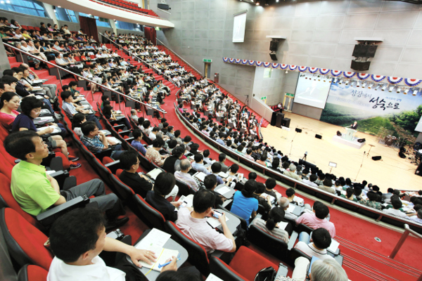 이동원 지구촌교회 목사가 지난 2011년 경기대학교 채플에서 설교하고 있다.