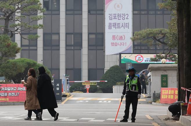 국민의힘이 수도권 총선 전략으로 서울 인접 도시를 서울에 편입하는 안을 당론으로 추진한다. 여권 핵심 관계자에 따르면 경기 김포·구리·광명·하남시 등 행정구역상 서울에 인접하고 생활권이 같은 인구 50만명 이내 중소 기초단체가 대상이 될 전망이다. 당 내에선 “내년 4·10총선에서 수도권 전역에 파장을 불러올 ‘메트로폴리탄 서울’ 공약을 승부수로 던진 것”이라는 해석이 나온다. 사진은 31일 경기도 김포시 [이충우기자]