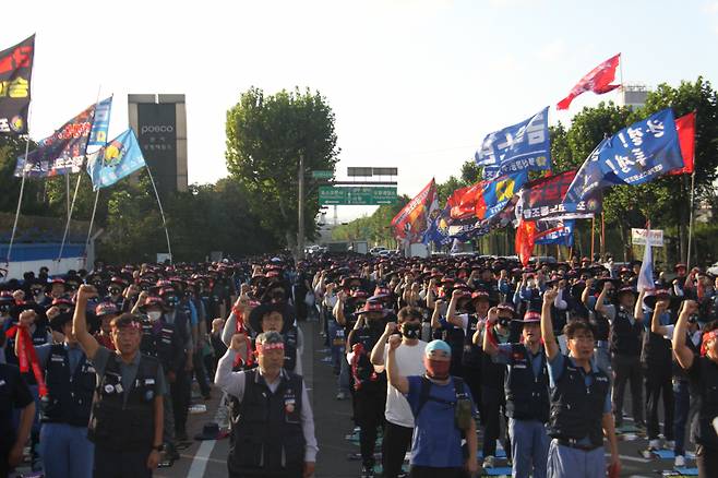 한국노총 금속노련 포스코노동조합은 지난 9월 7일 오후 포스코 포항제철소 본사 앞에서 사측과 임단협 결렬에 따른 쟁의대책위원회(쟁대위) 출범식을 개최했다.