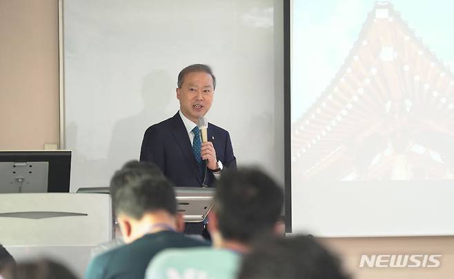 [전주=뉴시스]윤난슬 기자 = 전북대학교 양오봉 총장이 국토교통부 고위직 공무원을 대상으로 '글로벌 전북대학교 한옥'을 주제로 한 특강을 진행해 눈길을 끌었다.(사진=전북대 제공)