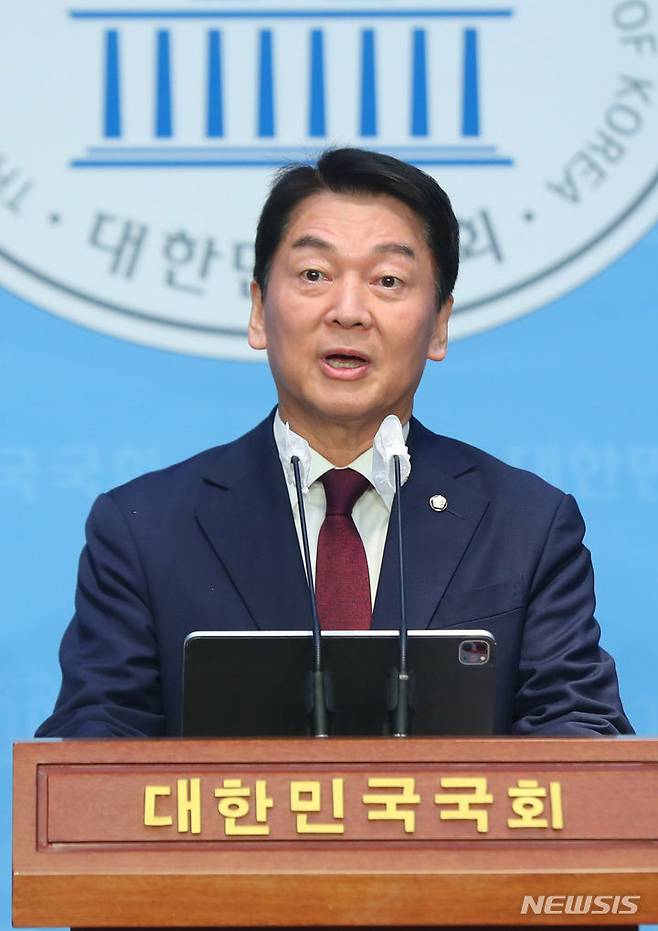 [서울=뉴시스] 추상철 기자 = 안철수 국민의힘 의원이 31일 오전 서울 여의도 국회에서 혁신위 등 정치 현안 사항에 대한 기자회견을 하고 있다. 2023.10.31. scchoo@newsis.com