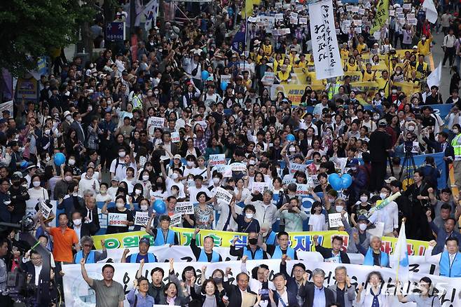 [광주=뉴시스] 김혜인 기자 = 제43주년 5·18민주화운동 기념일을 하루 앞둔 17일 광주 동구 금남로에서 열린 전야제에서 참가자들이 민주평화대행진을 펼치고 있다. 2023.05.17. hyein0342@newsis.com