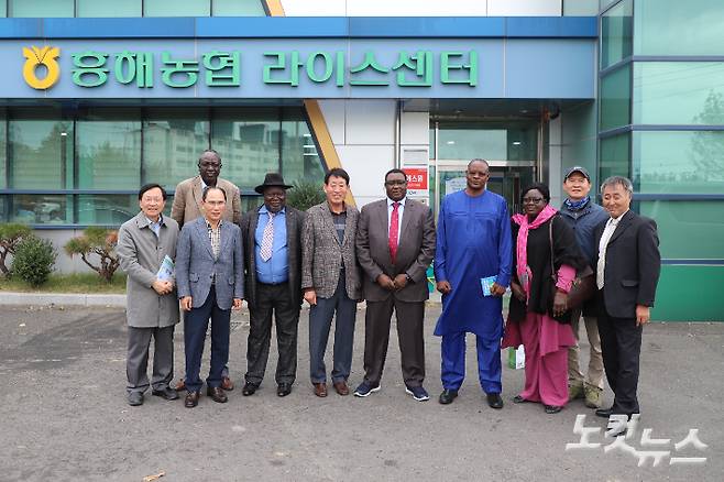 아프리카 차드의 농림부 장·차관과 국장 등 일행이 27일 흥해 미곡종합처리장과 포항시 농기계임대사업소 등을 둘러봤다. 유상원 아나운서