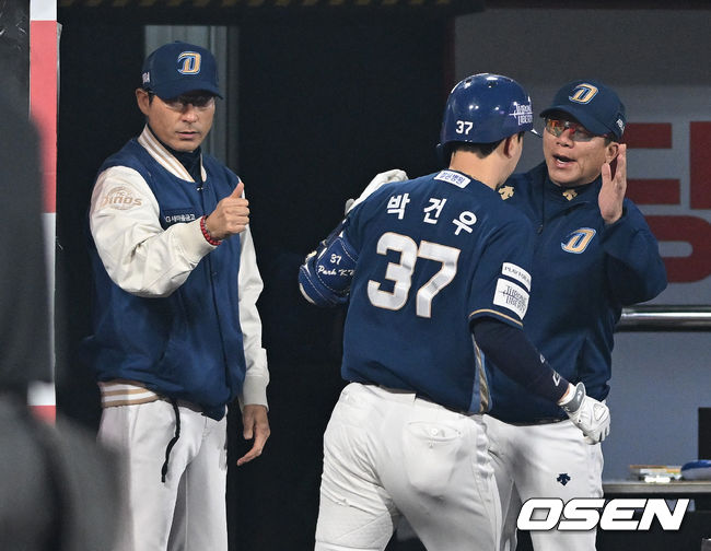 [OSEN=수원, 이대선 기자] 31일 오후 수원 KT위즈파크에서 ‘2023 신한은행 SOL KBO 포스트시즌 플레이오프’ 2차전 KT 위즈와 NC 다이노스의 경기가 열렸다.1회초 1사 1루에서 NC 박건우가 좌월 투런 홈런을 치고 더그아웃에서 강인권 감독의 축하를 받고 있다. 2023.10.31 /sunday@osen.co.kr