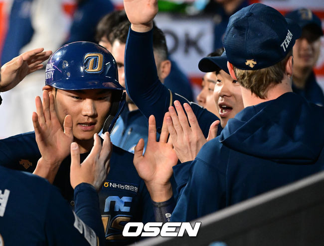 [OSEN=수원, 지형준 기자] 31일 오후 수원 KT위즈파크에서 ‘2023 신한은행 SOL KBO 포스트시즌 플레이오프’ 2차전 KT 위즈와 NC 다이노스의 경기가 열렸다.3회초 무사 3루에서 NC 김주원이 손아섭의 1루땅볼에 KT 박병호의 포구 실책으로 득점에 성공하며 동료선수들과 기뻐하고 있다. 2023.10.31 /jpnews@osen.co.kr