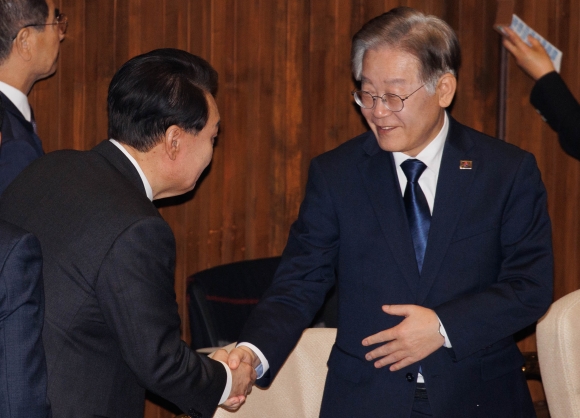 윤석열 대통령과 이재명 대표 - 윤석열 대통령이 31일 국회에서 2024년도 예산안 및 기금운용계획안 시정 연설 전 이재명 더불어민주당 대표와 인사하고 있다. 2023.10.31 공동취재