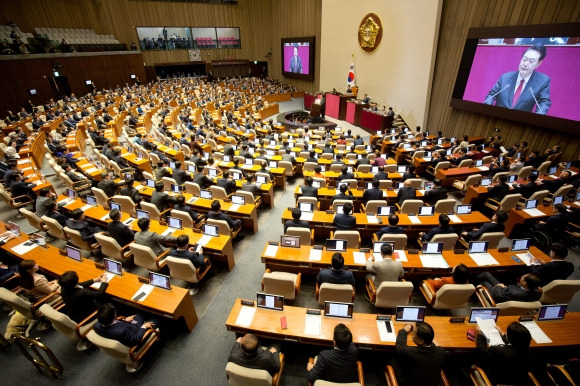 윤석열 대통령이 31일 국회 본회의장에서 2024년도 예산안 및 기금운용계획안에 대한 시정연설을 하고 있다. 홍윤기 기자