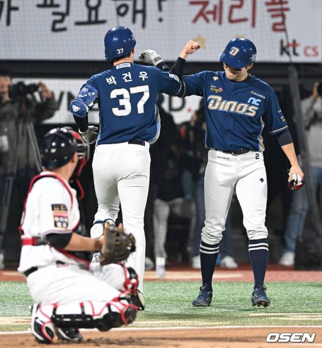 NC 박건우(왼쪽)가 1회 투런포를 친 뒤 박민우와 함께 기쁨을 나누고 있다.