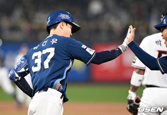 NC 박건우가 1회 투런포를 친 뒤 그라운드를 돌고 있다.