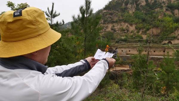 의 주인공 김산 등의 지방을 태워 하늘로 뿌리고 있는 필자 / 원희복 제공