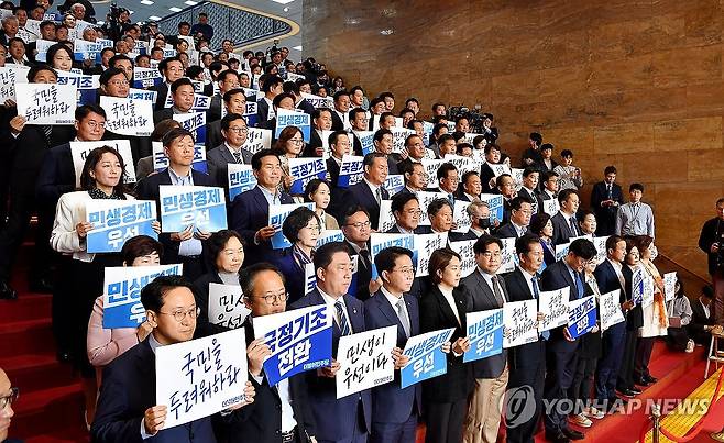 침묵 피켓 시위하는 민주당 의원들 (서울=연합뉴스) 한종찬 기자 = 더불어민주당 의원들이 31일 오전 서울 여의도 국회에서 열리는 윤석열 대통령의 내년도 정부 예산안에 대한 시정연설에 앞서 로텐더홀에서 침묵 피켓 시위를 진행하고 있다. 2023.10.31 [공동취재] saba@yna.co.kr