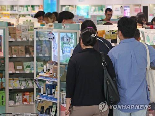 화장품 살펴보는 외국인 관광객들 (서울=연합뉴스) 김성민 기자 = 10일 오후 서울 중구 명동 거리에 있는 화장품 가게에서 외국인 관광객이 상품을 둘러보고 있다.
서울 중구 측은 지난 9일 명동특구협의회와 명동상인회를 만나 최근 불거진 바가지 요금 등의 문제를 해결하기 위해 가격 표시제를 추진한다고 밝혔다. 2023.7.10
ksm7976@yna.co.kr
(끝)
