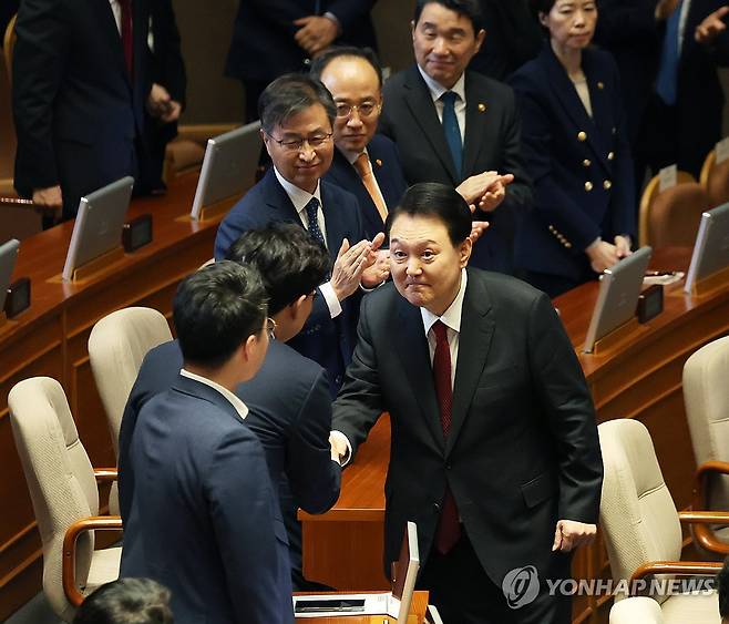 연설 마친 대통령 (서울=연합뉴스) 신준희 기자 = 윤석열 대통령이 31일 국회 본회의장에서 시정연설을 마치고 퇴장하고 있다. 2023.10.31 [공동취재] hama@yna.co.kr