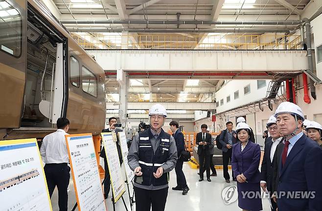 김포골드라인 차량기지 찾은 국민의힘 (김포=연합뉴스) 신준희 기자 = 국민의힘 김기현 대표가 30일 김포골드라인을 관리하는 김포한강차량기지를 방문, 열차 관련 설명을 듣고 있다. 2023.10.30 hama@yna.co.kr