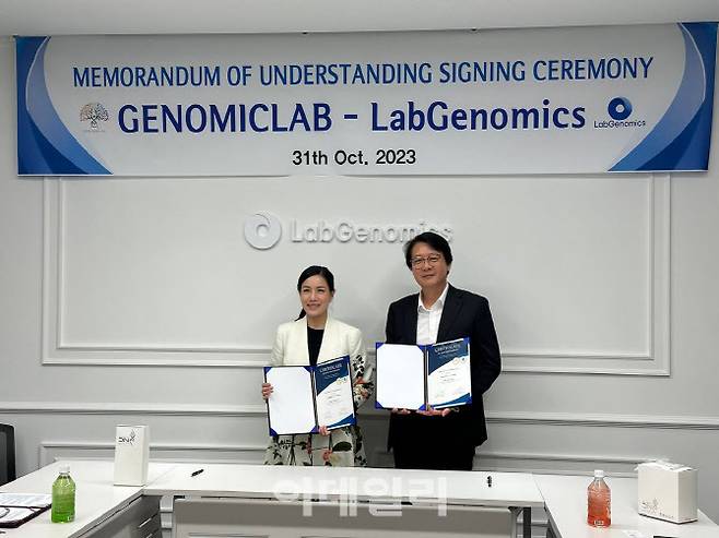 랩지노믹스는 태국 지노믹랩과 개인 유전자검사 서비스 출시를 위한 업무협약(MOU)을 체결했다. 사진은 (왼쪽부터) 폰와니트 샤론푸타쿤 지노믹랩 대표, 김정주 랩지노믹스 대표. (사진=랩지노믹스)