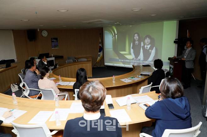 1일 경기도교육청 관계자가 사용자 참여 학교 공간 조성사업 추진계획을 브리핑하고 있다.(사진=경기도교육청)