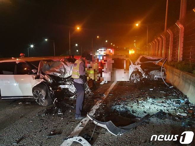 1일 오전 1시20분쯤 제2경인고속도로 인천방향 성남 부근을 달리던 전기자동차가 역주행 하던 SUV와 충돌하는 사고가 발생했다.(경기도소방재난본부 제공)/