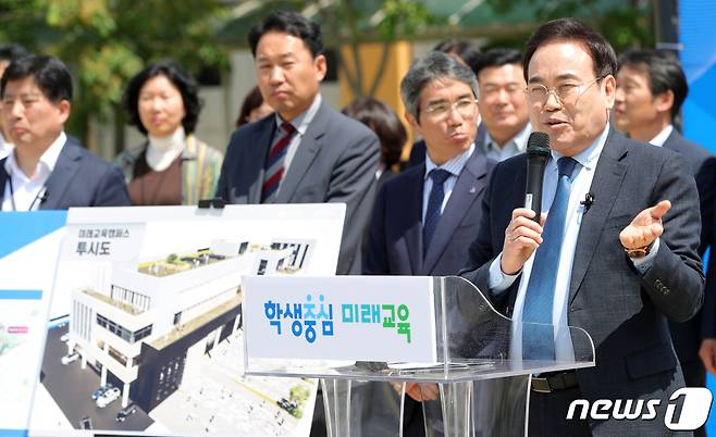 서거석 전북교육감이 지난5월8일 전북 전주시 전라중학교에서 가진 미래교육캠퍼스 관련 현장 브리핑에서 질문에 답변하고 있다. 2023.5.8/뉴스1 ⓒ News1 유경석 기자