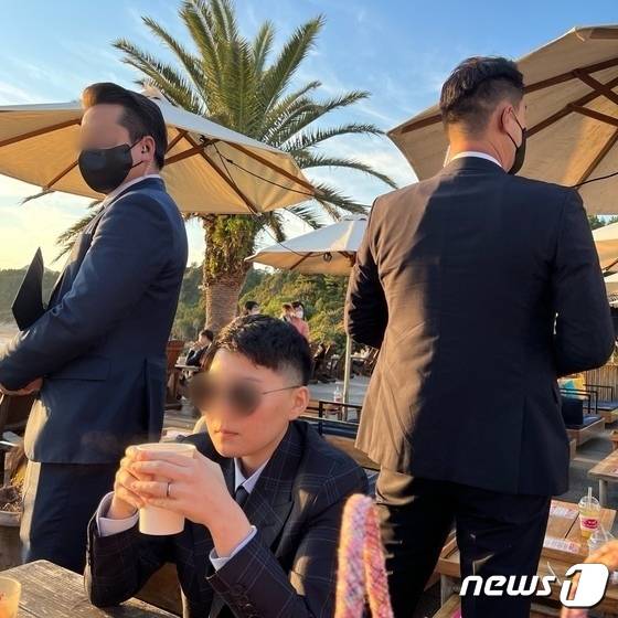 전청조(가운데)씨가 제주도 모 카페에서 경호를 받고 있는 모습(김민석 강서구 의원 제공)