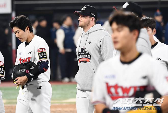 31일 수원KT위즈파크에서 열린 KT와 NC의 PO 2차전. 경기에서 패한 KT 선수들이 아쉬워하고 있다. 수원=박재만 기자pjm@sportschosun.com/2023.10.31/