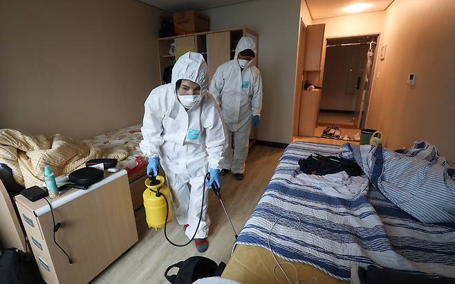 지난달 19일 대구 달서구 계명대학교 기숙사에서 방역업체 관계자들이 빈대(베드버그) 박멸을 위해 방역 소독을 하고 있다. /연합뉴스