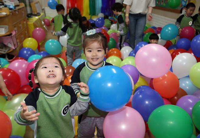 풍선놀이 하는 아이들 자료사진. 연합뉴스