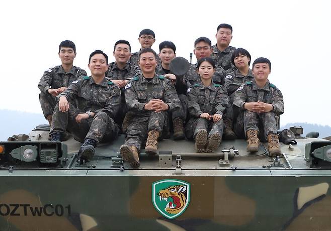 최근 고속도로에서 차량 화재를 목격하고 초기 진화를 한 뒤 조용히 현장을 떠나서 화제에 올랐던 군인들이 육군 수도기계화보병사단(맹호부대) 돌진대대 소속 장병들로 밝혀졌다. 사진은 돌진대대 장병들의 모습. 연합뉴스&nbsp;