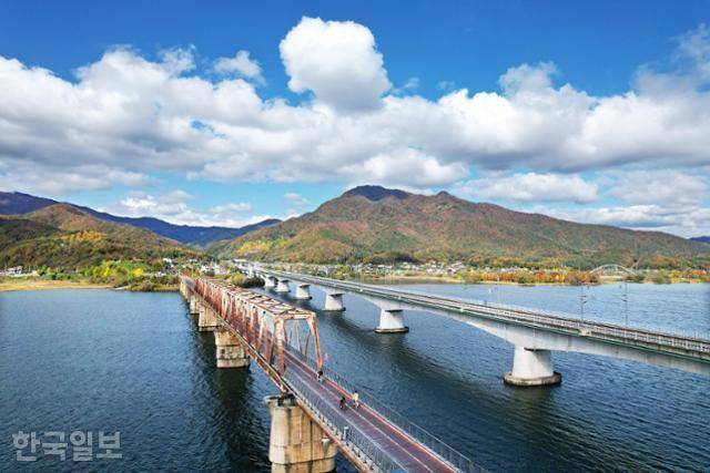 남양주와 양평을 잇는 북한강철교 위로 자전거가 달리고 있다. 강 건너 운길산이 울긋불긋 단풍으로 물들고 있다. 경의중앙선 팔당역에서 신원역까지 남한강자전거길은 중앙선 폐선을 정비한 길이다.