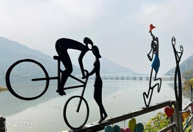 능내역 인근 '이근호 손편지 정원' 쉼터의 조형물.