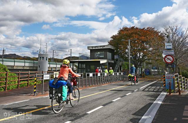 자전거 여행자가 북한강철교를 지나 양수역 방면으로 달리고 있다.