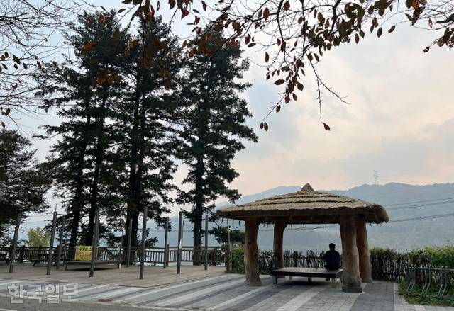 신원역 인근 월계주막 자리에 초가 쉼터가 조성돼 있다.