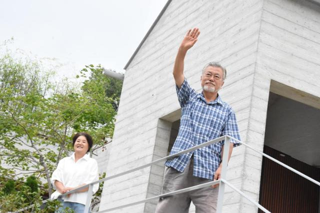 문재인(오른쪽) 전 대통령과 부인 김정숙 여사가 경남 양산시 평산마을 자택에서 지지자를 향해 손을 흔들고 있다. 페이스북 캡처