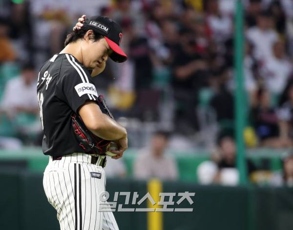 2023 KBO 프로야구 SSG 랜더스와 LG 트윈스의 경기가 8월 20일 오후 인천SSG랜더스필드에서 열렸다. 8회말 2사 1,3루 대타 김강민 타석 때 고우석이 폭투로 3루 주자 강진성이 득점하자 아쉬워하고 있다. 인천=김민규 기자