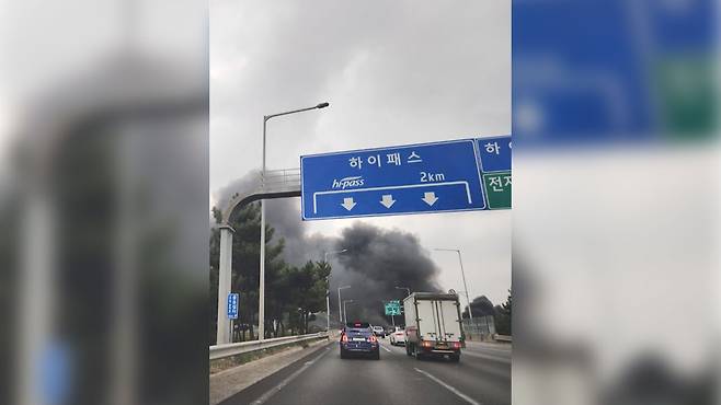 수도권제1순환고속도로 시흥 IC 화재 의심 검은 연기