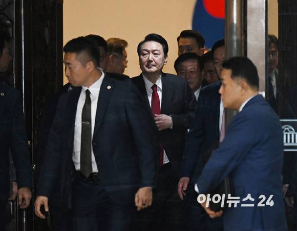 윤석열 대통령이 31일 서울 여의도 국회 본회의장에서 2024년도 예산안에 대한 시정연설을 마치고 나와 이동하고 있다. [사진=곽영래 기자]