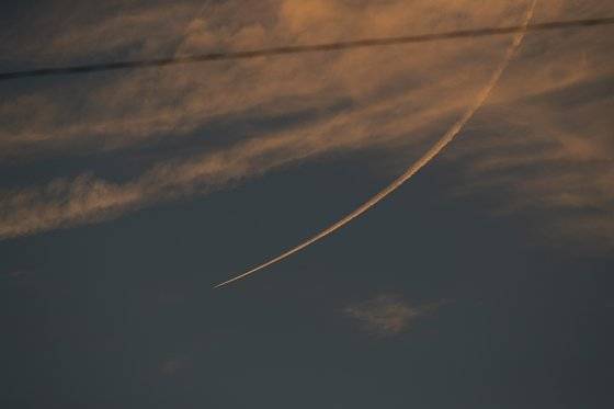 30일(현지시간) 이스라엘과 가자지구 국경에서 이스라엘 군용기가 순찰비행을 하고 있다.신화=연합뉴스