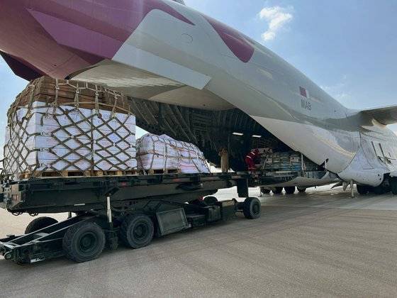 22일(현지시간) 팔레스타인을 위한 카타르와 이집트 적신월사(이슬람교 국가의 적십자 단체) 인도주의 구호품이 이집트 엘아리쉬 공항에서 하역되고 있다. 이 구호품들은 17대의 트럭에 실려 이날 팔레스타인에 공급됐다. AFP=연합뉴스