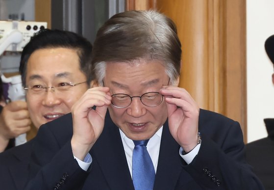 이재명 대표가 1일 국회 의원회관에서 열린 '민주경제토크 - 위기 속 한국경제의 미래를 말하다'에 참석하며 안경을 고쳐쓰고 있다. 연합뉴스