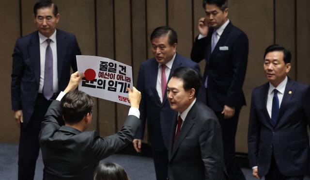 ▲ 윤석열 대통령이 31일 국회 본회의장에서 시정연설을 마치고 퇴장하고 있다. 왼쪽 피케팅하는 이는 진보당 강성희 의원.   연합뉴스