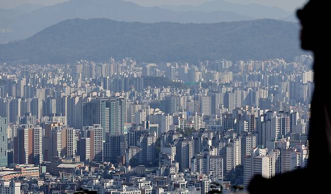 지난달 22일 서울 시내 아파트가 내려다 보이고 있다.  연합뉴스