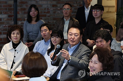 윤석열 대통령이 1일 서울 마포구 한 카페에서 열린 제21차 비상경제민생회의에서 발언하고 있다.  대통령실 제공