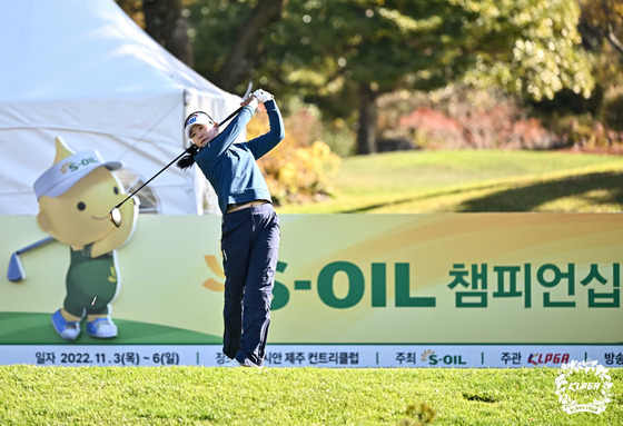 Lee So-mi tees off during the final round of the 2022 S-Oil Championship. [NEWS1]