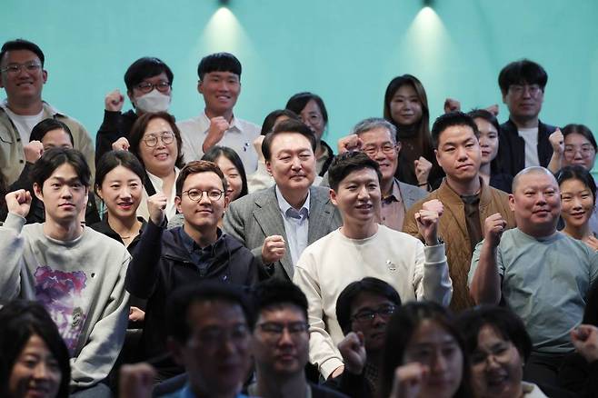 [서울=뉴시스] 윤석열 대통령이 1일 서울 마포구 한 카페에서 열린 제21차 비상경제민생회의에서 참석자들과 기념촬영하고 있다. 이날 회의에는 주부, 회사원, 소상공인 등 다양한 직업과 연령대의 국민 60여 명이 참석했다. (사진=대통령실 제공) 2023.11.01. *재판매 및 DB 금지